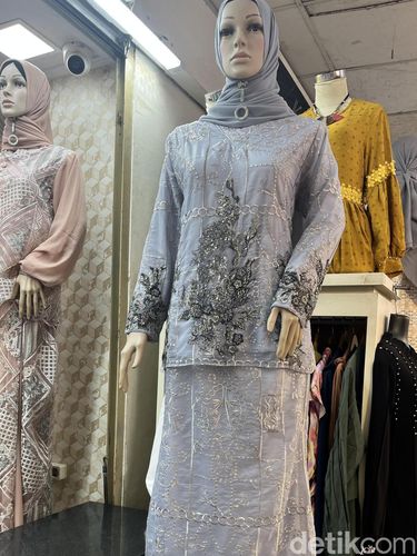Koleksi baju kurung Melayu di Tanah Abang.
