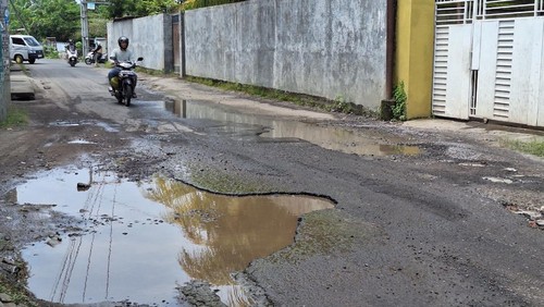 Kondisi Jalan Guntur Raya, Kelurahan Sekarbela, Kota Mataram, Rabu (4/3/2026). (Nathea Citra/detikBali)