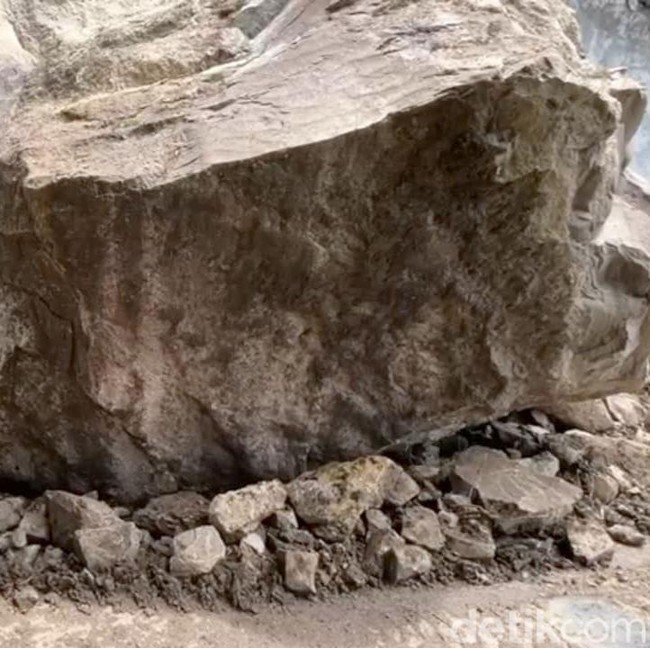 Kondisi Jalan Nasional KM 16 Trenggalek-Ponorogo Tertutup Longsor