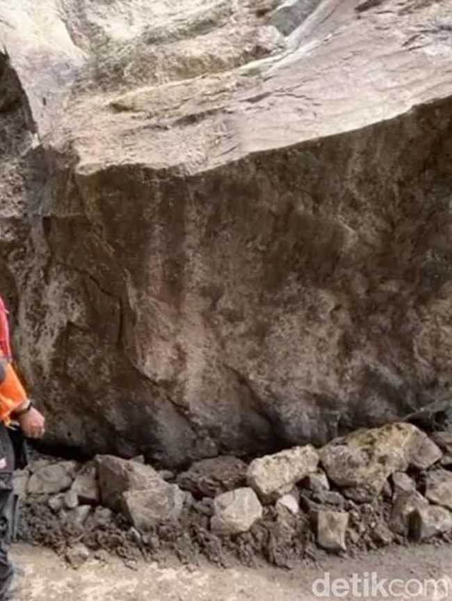 Kondisi Jalan Nasional KM 16 Trenggalek-Ponorogo Tertutup Longsor