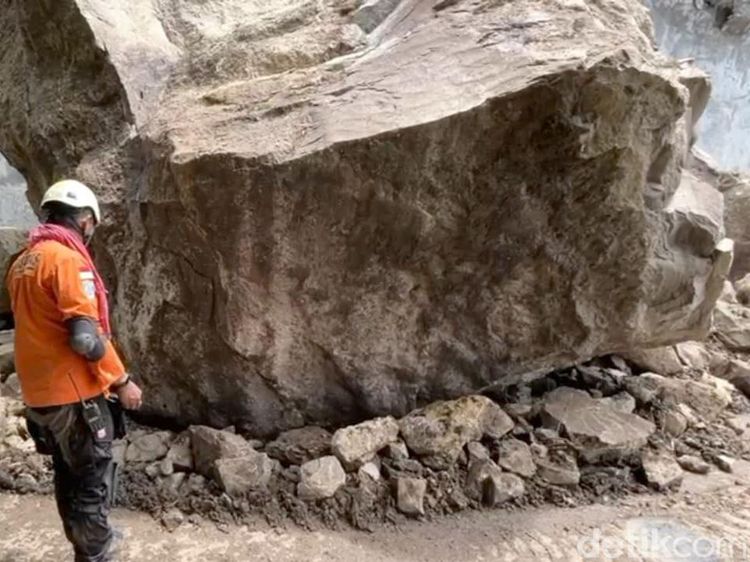 Kondisi Jalan Nasional KM 16 Trenggalek-Ponorogo Tertutup Longsor