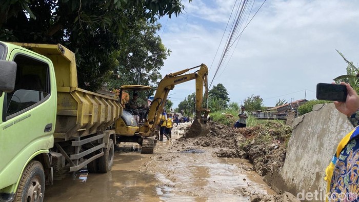 Kondisi talut sungai di wilayah RT 01 RW 01, Kelurahan Mangkang Kulon, Kecamatan Tugu, Kota Semarang yang jebol pagi ini, Rabu (4/3/2026).