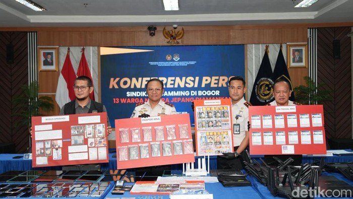 Konferensi pers kasus 13 WNA Jepang yang diamankan.