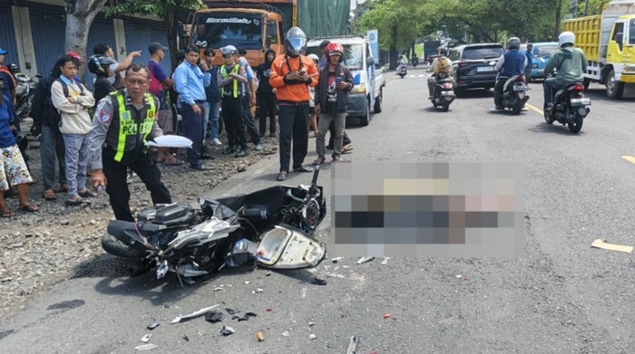 Korban kecelakaan yang diduga seorang pelajar tewas usai terlindas truk gandeng