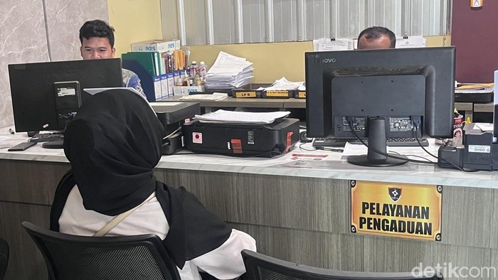 Korban pemerasan usai diajak VCS saat membuat laporan ke SPKT Polrestabes Palembang. (Ani Safitri/detikSumbagsel)