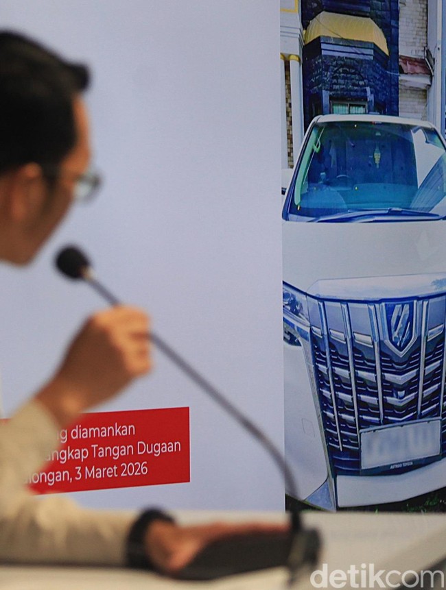 KPK Tunjukkan Barang Bukti OTT Bupati Pekalongan