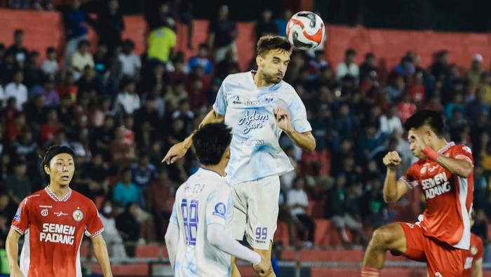 Laga Semen Padang vs PSIM Jogja di Stadion H. Agus Salim, Padang, Rabu (4/3/2026) malam.