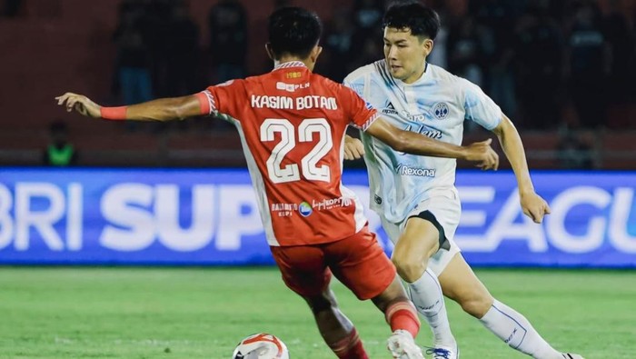 Meski terus digempur, PSIM mampu bertahan hingga laga berakhir imbang tanpa gol.