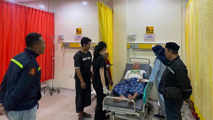 Mustofa (80), lansia di Lekok Pasuruan mendapat perawatan setelah dimassa warga karena tuduhan punya ilmu santet