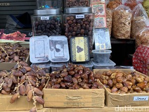 Pasang Surut Penjualan Kurma di Pasar Baru Bandung