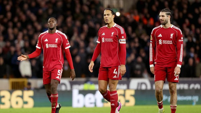 WOLVERHAMPTON, ENGLAND - MARCH 03: (THE SUN OUT, THE SUN ON SUNDAY OUT) Ibrahima Konate, Virgil van Dijk and Dominik Szoboszlai of Liverpool look dejected during the Premier League match between Wolverhampton Wanderers and Liverpool at Molineux on March 03, 2026 in Wolverhampton, England. (Photo by Liverpool FC/Liverpool FC via Getty Images)