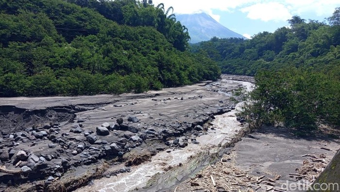 Potret lokasi banjir lahar hujan di Sungai Senowo Magelang. Insiden ini menewaskan tiga orang, dan dua dinyatakan hilang. 