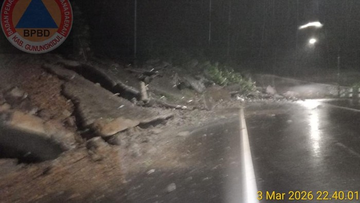 Penampakan longsor yang menutupi ruas jalan baru Clongop, Gedangsari, Gunungkidul, Rabu (4/3/2026).
