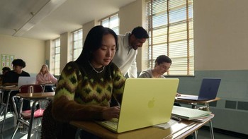 MacBook Neo diklaim mampu bertahan hingga 16 jam dalam sekali pengisian daya. Berkat efisiensi chip Apple silicon, daya tahan ini membuatnya cocok untuk bekerja, belajar, atau menikmati hiburan sepanjang hari tanpa sering mencari colokan listrik. Untuk laptop di kelas harga entry-level, angka ini terasa cukup impresif.  Foto: Apple