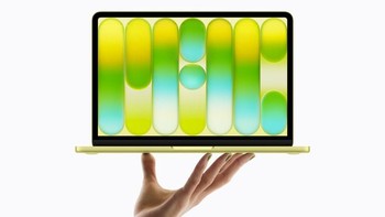 MacBook Neo mengusung bodi aluminium dengan sudut membulat yang membuat tampilannya tetap terasa premium meski masuk kategori MacBook paling murah. Dengan bobot sekitar 1,2 kg, laptop ini juga cukup ringan untuk dibawa bepergian. Di kelas harga sekitar Rp 10 jutaan, kombinasi desain metal dan bobot ringan seperti ini terasa cukup istimewa dan memberi kesan lebih mahal dari harganya. Foto: Apple