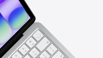 MacBook Neo juga dilengkapi Touch ID yang memudahkan pengguna membuka laptop hanya dengan sidik jari. Fitur ini juga dapat digunakan untuk mengotorisasi pembayaran melalui Apple Pay secara cepat dan aman. Di kelas laptop entry-level, kehadiran sensor biometrik seperti ini terasa sebagai nilai tambah yang membuat pengalaman penggunaan lebih praktis, aman dan nyaman. Foto: Apple