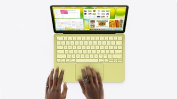 MacBook Neo juga dilengkapi Magic Keyboard yang dikenal nyaman dan presisi saat mengetik, dipadukan dengan Multi-Touch trackpad berukuran luas yang mendukung berbagai gesture intuitif khas macOS. Meski menjadi MacBook paling terjangkau, Apple tampaknya tidak mengorbankan pengalaman input, yang selama ini menjadi salah satu keunggulan laptop Mac dibanding banyak pesaingnya. Foto: Apple