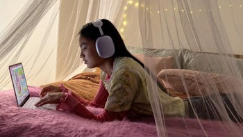 MacBook Neo ditenagai chip A18 Pro, prosesor yang sebelumnya dikenal sebagai otak iPhone kelas flagship. Apple mengklaim performanya hingga 50% lebih cepat untuk tugas sehari-hari dibanding laptop PC populer di kelasnya. Menariknya, penggunaan chip iPhone di laptop ini justru bisa menjadi keunggulan, karena terkenal sangat efisien dan bertenaga untuk aktivitas ringan hingga kreatif. Foto: Apple