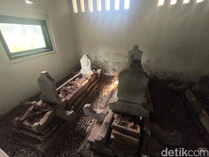 Makam  Penambahan Dako di Kuningan dan kitab tafsir Jailani karya Syekh Dako