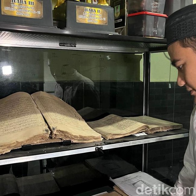 Melihat Manuskrip Al-Quran Kuno Koleksi Pesantren Tertua di Mojokerto
