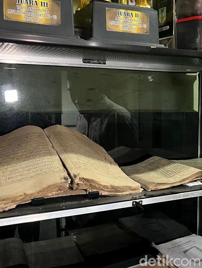 Melihat Manuskrip Al-Quran Kuno Koleksi Pesantren Tertua di Mojokerto