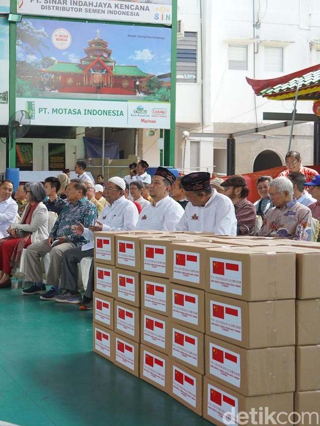 Potret Pembagian Zakat di Masjid Muhammad Cheng Hoo Surabaya