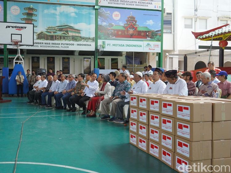 Potret Pembagian Zakat di Masjid Muhammad Cheng Hoo Surabaya