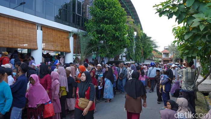 Masjid Cheng Hoo Surabaya Salurkan Zakat