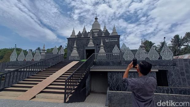 Penampakan Masjid Nusantara Watu Sanggar yang berbentuk candi di Desa Mangunegara, Kecamatan Mrebet, Kabupaten Purbalingga, Rabu (4/3/2026).