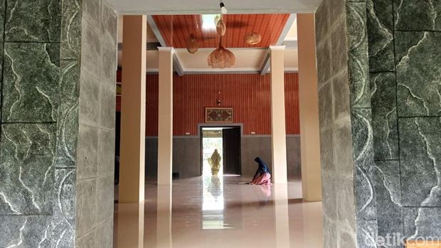 Penampakan Masjid Nusantara Watu Sanggar yang berbentuk candi di Desa Mangunegara, Kecamatan Mrebet, Kabupaten Purbalingga, Rabu (4/3/2026).