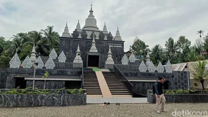 Penampakan Masjid Nusantara Watu Sanggar yang berbentuk candi di Desa Mangunegara, Kecamatan Mrebet, Kabupaten Purbalingga, Rabu (4/3/2026).