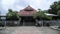 Masjid ini dibangun untuk mengenang Said Naum, seorang saudagar kaya dan dermawan Betawi pada abad ke-19 yang mewakafkan tanahnya untuk kepentingan umat. Kawasan wakaf itu kemudian berkembang menjadi area pemakaman dan fasilitas ibadah yang hingga kini masih dimanfaatkan masyarakat.