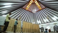 Umat muslim melaksanakan salat zuhur di Masjid Said Naum, Tanah Abang, Jakarta, Rabu (4/3/2026).