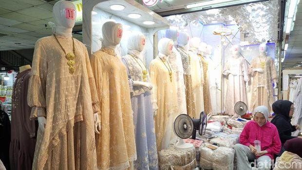 Menjelang Hari Raya Idul Fitri warga ramai mencari pakaian baru di Pasar Tanah Abang, Jakarta Pusat. Gamis 'Bini Orang' jadi pakaian yang laris manis saat ini. (Taufiq S/detikcom) Menjelang Hari Raya Idul Fitri warga ramai mencari pakaian baru di Pasar Tanah Abang, Jakarta Pusat. Gamis 'Bini Orang' jadi pakaian yang laris manis saat ini. (Taufiq S/detikcom)
