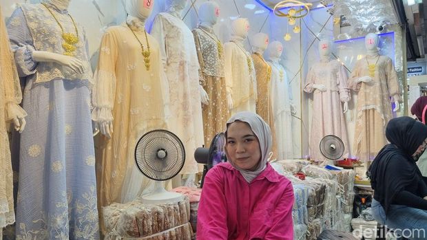 Menjelang Hari Raya Idul Fitri warga ramai mencari pakaian baru di Pasar Tanah Abang, Jakarta Pusat. Gamis 'Bini Orang' jadi pakaian yang laris manis saat ini. (Taufiq S/detikcom)