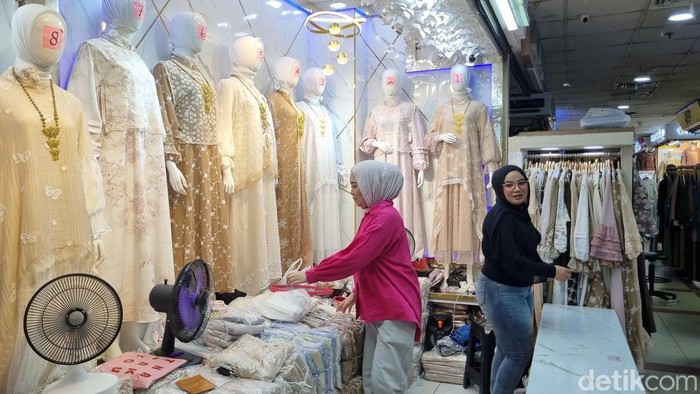 Menjelang Hari Raya Idul Fitri warga ramai mencari pakaian baru di Pasar Tanah Abang, Jakarta Pusat. Gamis Bini Orang jadi pakaian yang laris manis saat ini. (Taufiq S/detikcom)
