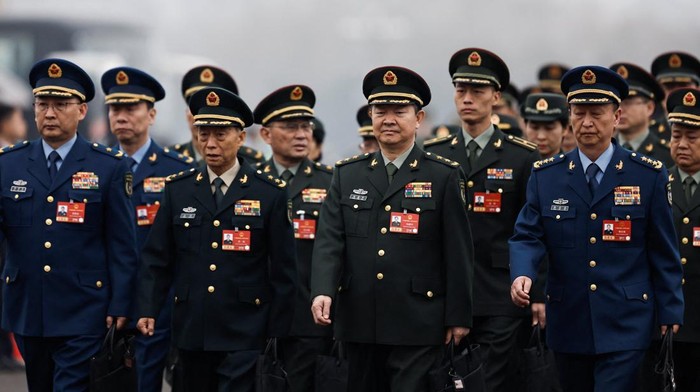 Delegasi militer Tiongkok tiba di Aula Besar Rakyat, Beijing, menjelang sesi pembukaan Konferensi Konsultatif Politik Rakyat Tiongkok (CPPCC), Selasa (4/3/2026). Kehadiran para anggota militer tersebut menjadi salah satu sorotan dalam rangkaian agenda politik tahunan yang digelar di ibu kota Tiongkok. REUTERS/Tingshu Wang
