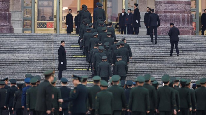 Delegasi militer Tiongkok tiba di Aula Besar Rakyat, Beijing, menjelang sesi pembukaan Konferensi Konsultatif Politik Rakyat Tiongkok (CPPCC), Selasa (4/3/2026). Kehadiran para anggota militer tersebut menjadi salah satu sorotan dalam rangkaian agenda politik tahunan yang digelar di ibu kota Tiongkok. REUTERS/Tingshu Wang