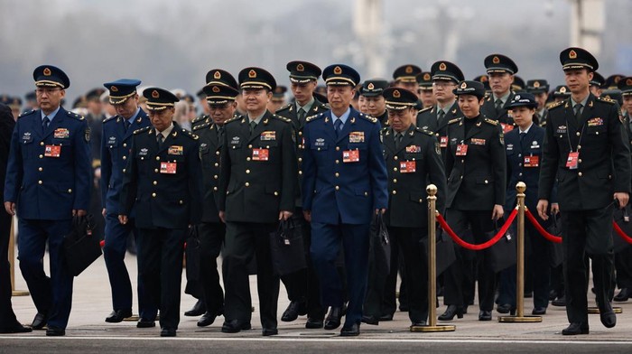 Delegasi militer Tiongkok tiba di Aula Besar Rakyat, Beijing, menjelang sesi pembukaan Konferensi Konsultatif Politik Rakyat Tiongkok (CPPCC), Selasa (4/3/2026). Kehadiran para anggota militer tersebut menjadi salah satu sorotan dalam rangkaian agenda politik tahunan yang digelar di ibu kota Tiongkok. REUTERS/Tingshu Wang