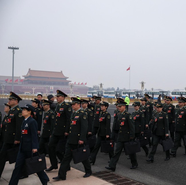 Militer Tiongkok Tiba di Aula Besar Rakyat Jelang Pembukaan CPPCC