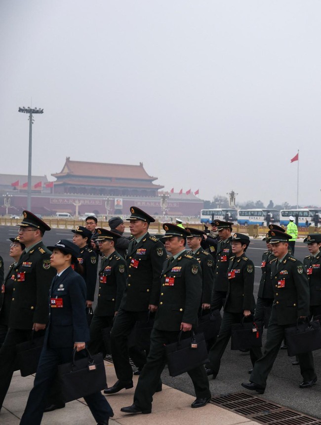 Militer Tiongkok Tiba di Aula Besar Rakyat Jelang Pembukaan CPPCC