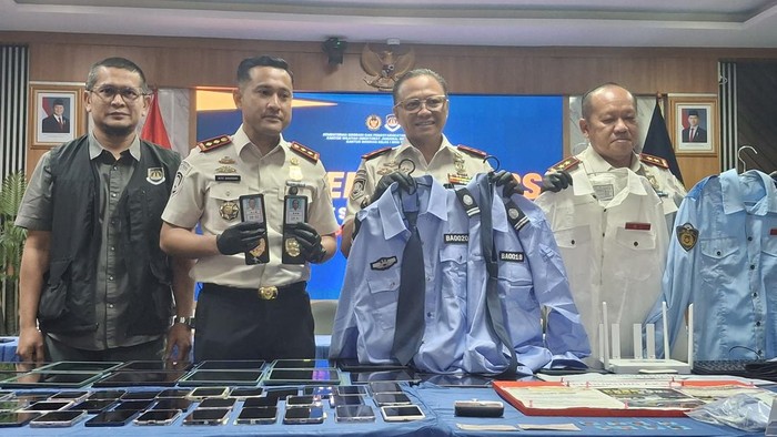 Sebanyak 13 warga Negara (WN) Jepang diduga sindikat scam online ditangkap Kantor Imigrasi Kelas IA Non TPI Bogor di Sentul, Jawa Barat (Jabar). Para pelaku berpura-pura sebagai petugas kepolisian Jepang.