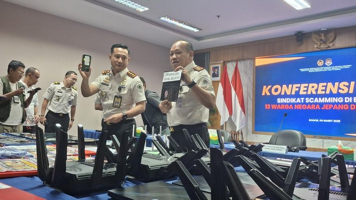 Sebanyak 13 warga Negara (WN) Jepang diduga sindikat scam online ditangkap Kantor Imigrasi Kelas IA Non TPI Bogor di Sentul, Jawa Barat (Jabar). Para pelaku berpura-pura sebagai petugas kepolisian Jepang.