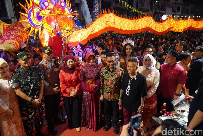 Parade Naga Bersinar di Pontianak. (Ocsya Ade CP)
