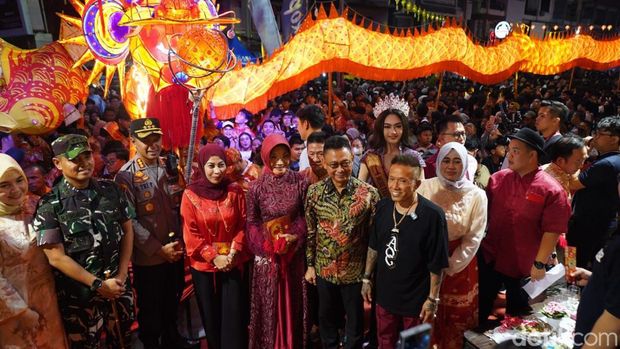 Parade Naga Bersinar di Pontianak. (Ocsya Ade CP)