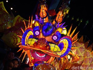 49 Naga Bersinar Meliuk di Tengah Lautan Penonton Cap Go Meh Pontianak