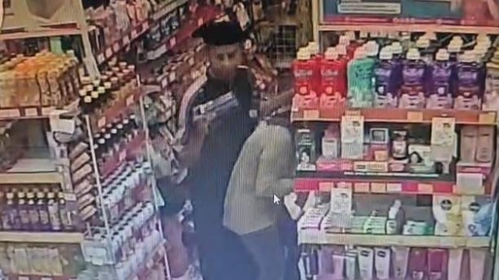 Seorang dosen di Parepare ditangkap setelah mencabuli wanita di minimarket. Aksinya terekam CCTV, korban berteriak minta tolong.