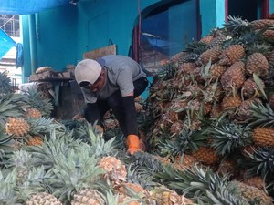 Jelang Lebaran, Omzet Pedagang Nanas di Bandar Lampung Meningkat