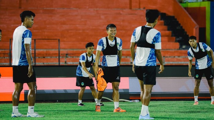 Official training PSIM Jogja di Stadion H. Agus Salim, Padang, Selasa (3/3/2026).