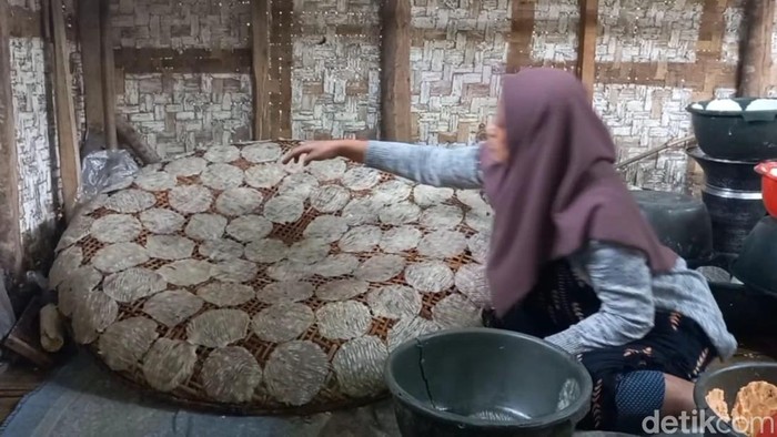 Pembuatan kecimpring di Tasikmalaya